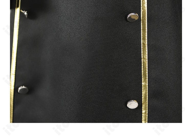 襟元ボタンの近接写真。繊細なボタン意匠と襟のカーブ、縫製の丁寧さが伝わるディテール。