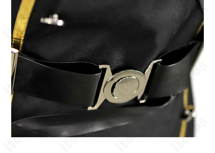 腰部の紐飾り詳細。シンプルな構成ながら存在感のある結びとチャーム位置を写した写真。