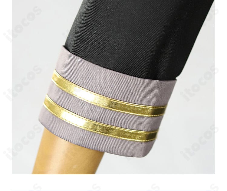 袖口装飾のアップ。カフスの形状、配色ライン、ステッチ精度を確認できるショット。