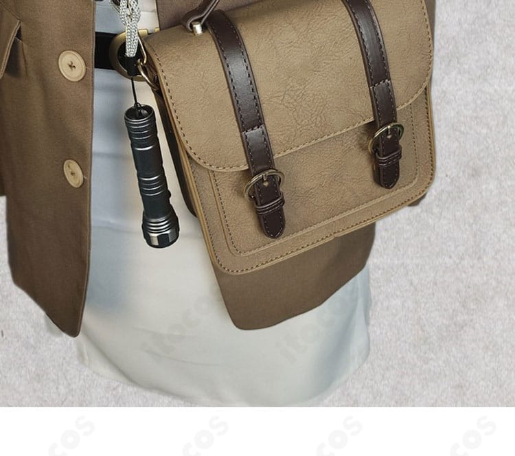 コーンブルメ 暗赤色の真相 コスプレ衣装付属のショルダーバッグ。装飾金具と落ち着いた色味で統一感を演出。