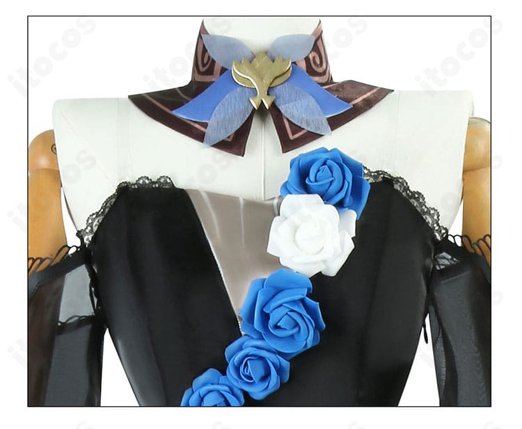 上半身装飾のクローズアップ。胸元から肩にかけての意匠と質感が映える構成。