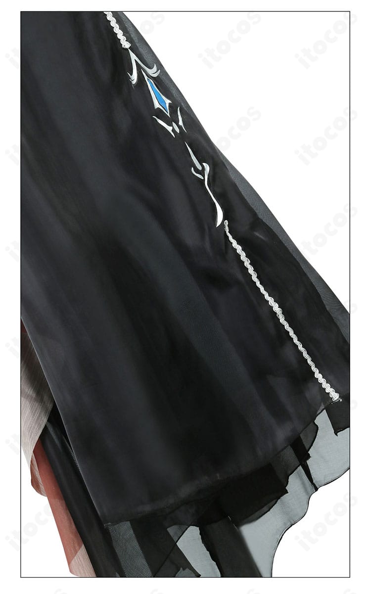 裾ストライプ模様のディテール。動きに合わせて映えるアクセント。