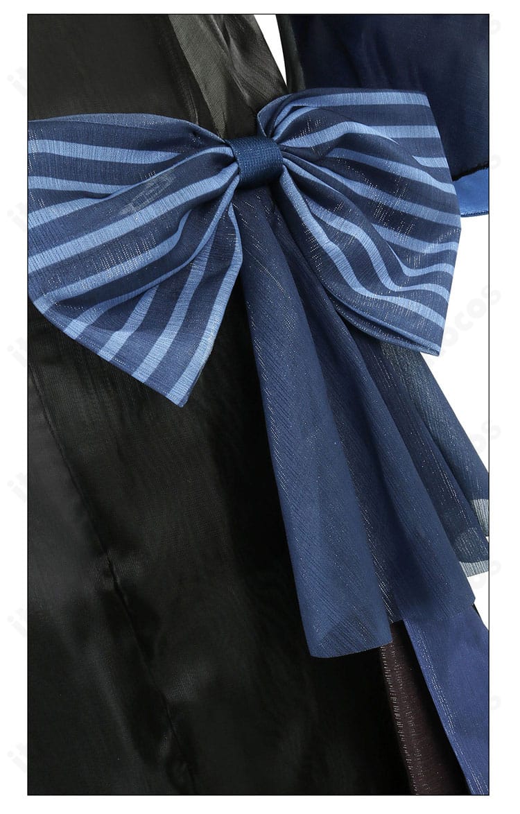 腰部分の蝶モチーフ装飾。コーデの焦点になるアクセントパーツ。