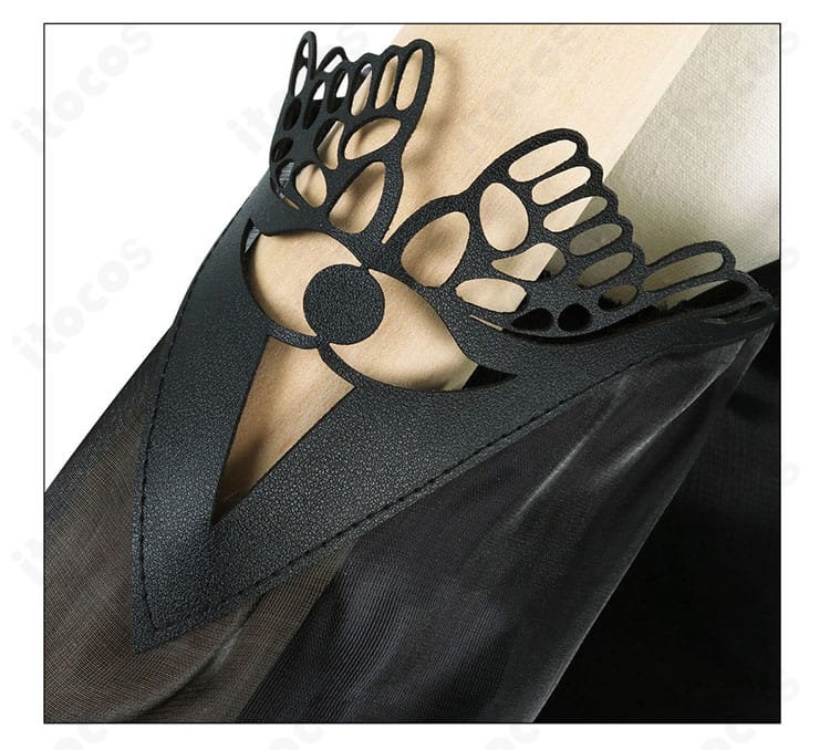 袖部分の装飾ディテール。ライン取りとパーツ配置により立体感を演出。