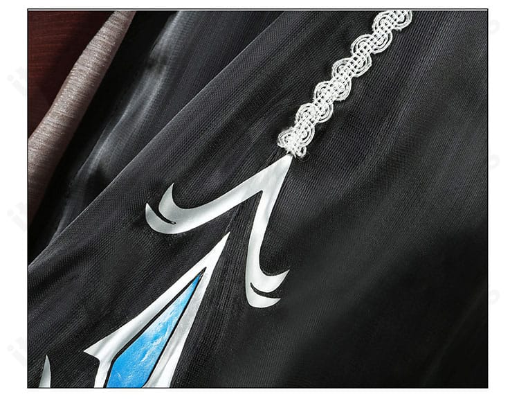 裾に施されたデザインパターンの接写。撮影で映える装飾ラインを確認可能。