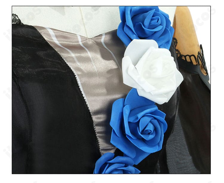 胸元と襟の装飾アップ。コンサートアレンジならではの上品なデザインを強調。