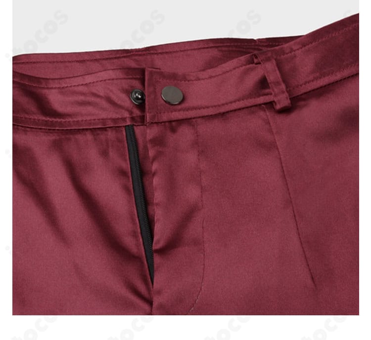 ズボン部分の装飾とステッチのアップ。脚部デザインのアクセント配置を確認できます。