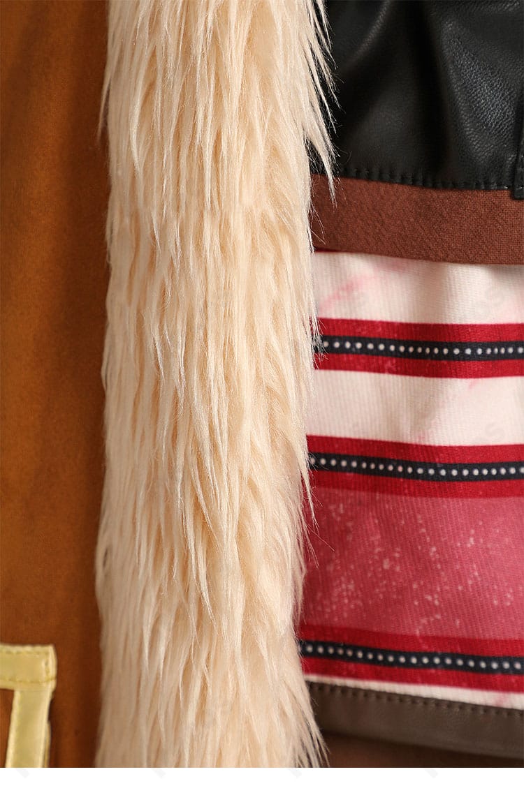 門襟の毛皮調装飾の質感アップ。ボリューム感が衣装の主役級アクセントであることを示す。