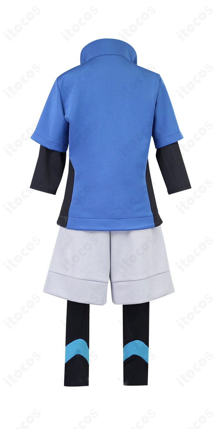 キョウヘイ（ポケモンBW2）通常衣装コスプレの背面。ヨーク切り替えとステッチワークまで確認できる後ろ姿。