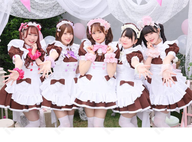 メイドカフェ風コスプレ衣装を全身で撮影。高再現シルエットと快適な着心地が伝わるフロントビュー