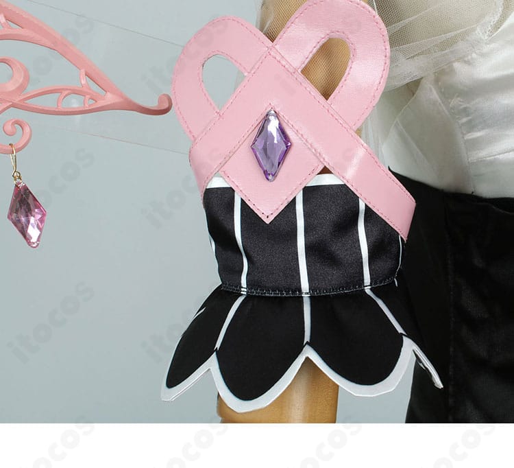 ホロライブ 古石ビジュー 衣装 肩・袖の装飾ディテール。立体造形で華やかさを強調