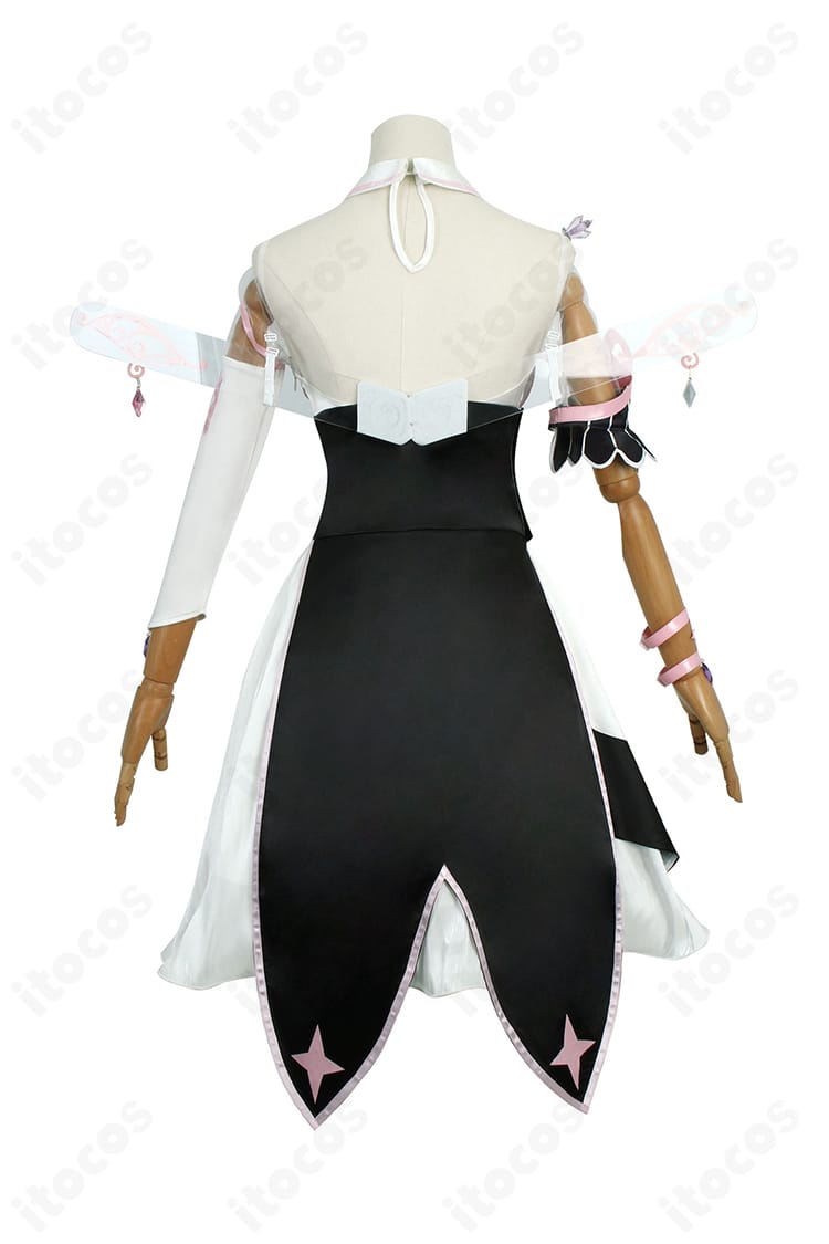 ホロライブ 古石ビジュー 通常衣装コスプレ 背面全体。小翼の装飾が映える後ろ姿