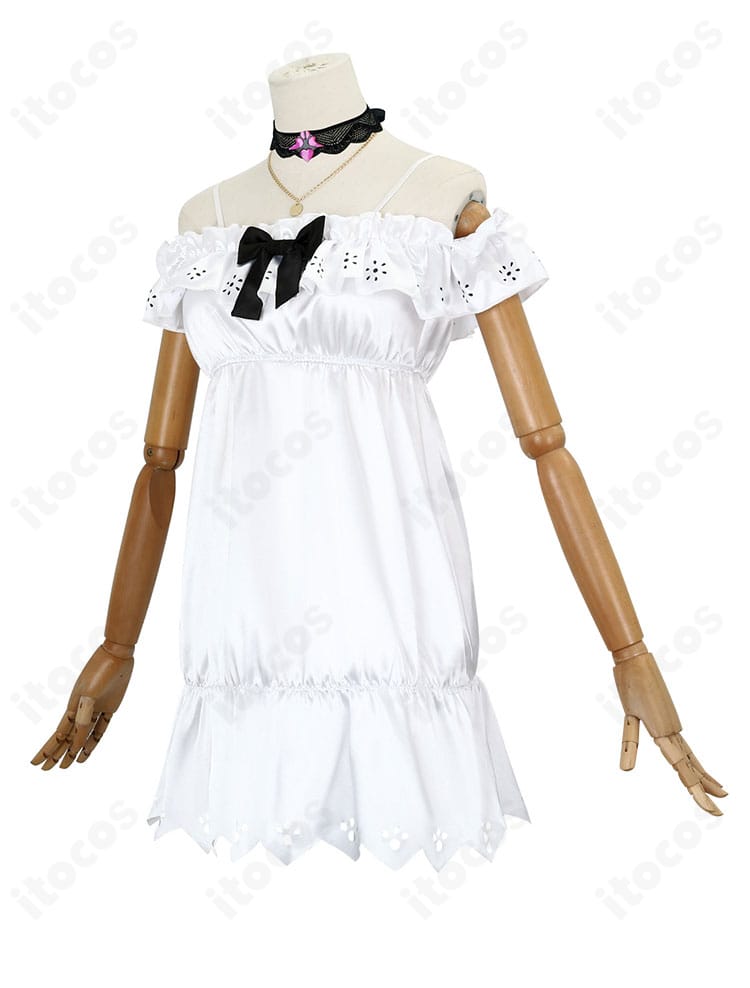 私服コスプレ衣装の白いスカート側面。動きに合わせて美しく流れるシルエットを強調。