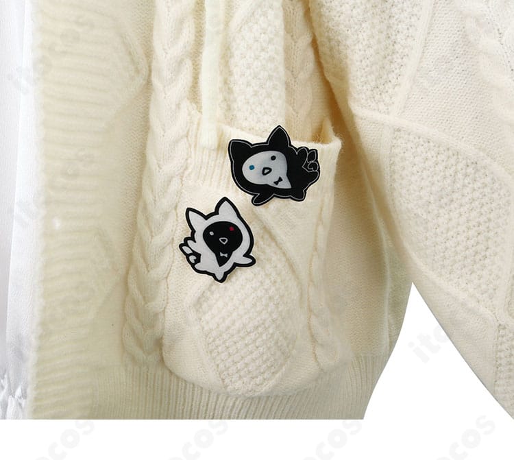 コートのポケット周り装飾ディテール。ステッチと装飾の仕上がりをクローズアップ。