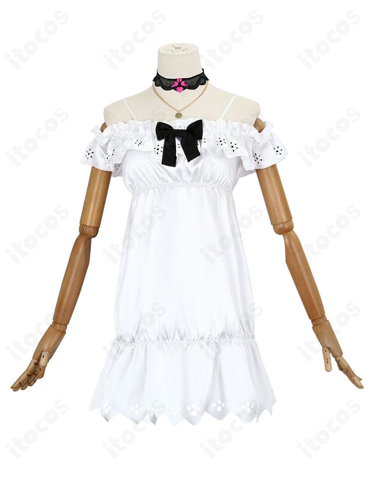 私服コスプレ衣装の白いスカート正面。清楚感を引き立てる滑らかな面構え。