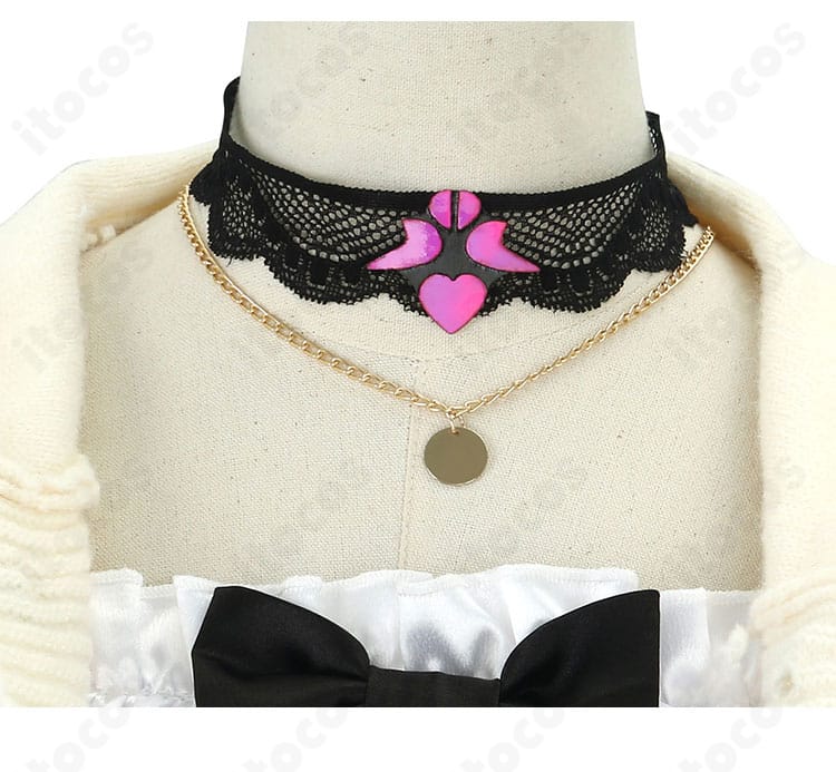 私服コスプレ衣装の首元装飾ディテール。エレガントな意匠で世界観を演出。