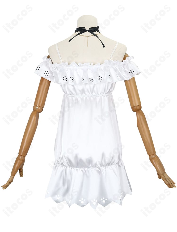 私服コスプレ衣装の白いスカート背面。撮影映えする上品なドレープ感。