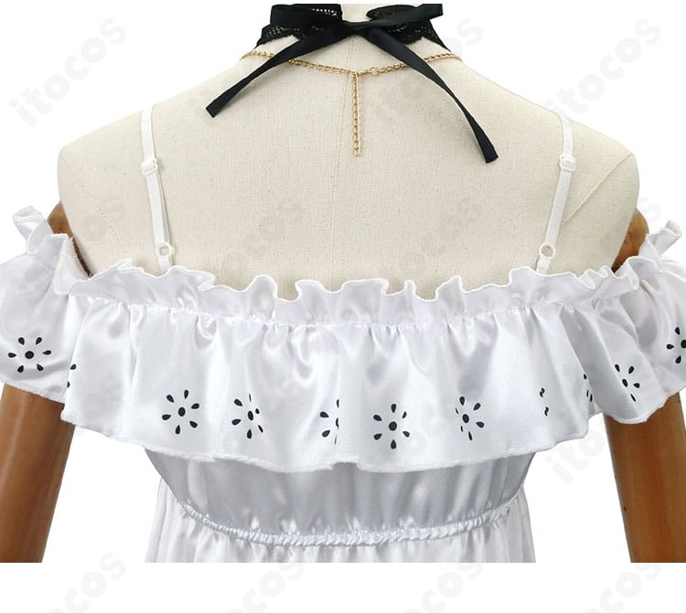 白スカート背面の縫製ディテール。シルエットの美しさを強調。