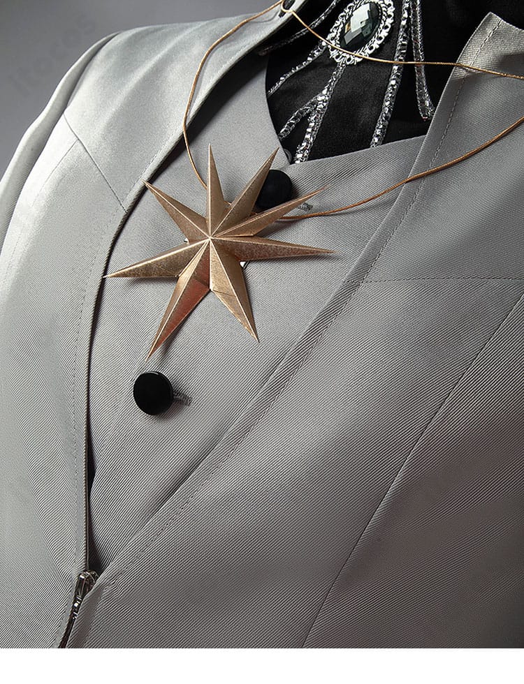 無期迷途 マチルダ 灰色礼服の衣領装飾。襟元の高級感ある仕上げ