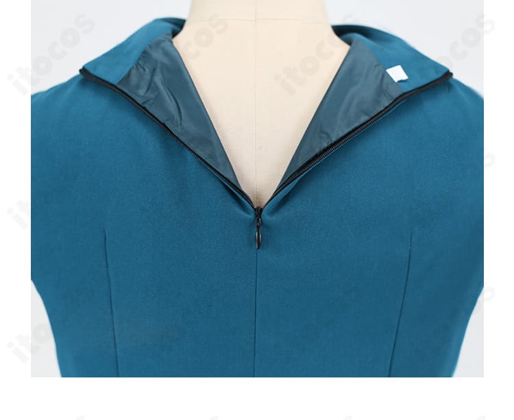 青いセーラー服背面ディテール。襟の落ち感と背面ライン、着用時の収まりを示す画像。