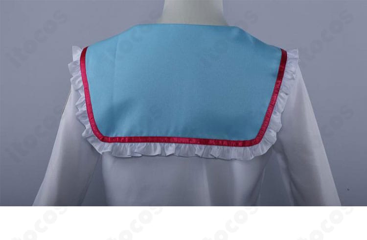 神まほろコスプレ衣装の背面ショール風装飾。背中の意匠とドレープ感に焦点を当てた写真