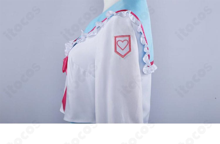 神まほろコスプレ衣装の肩部サイド装飾。立体感と縫製ラインを示すディテールショット