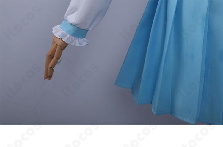 神まほろコスプレ衣装の袖口とスカート装飾の近接。ヘムラインと模様のバランスが分かる一枚