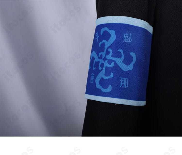 肩から袖にかけての装飾ディテール。立体的な縫製でクールな存在感を際立たせるデザイン。