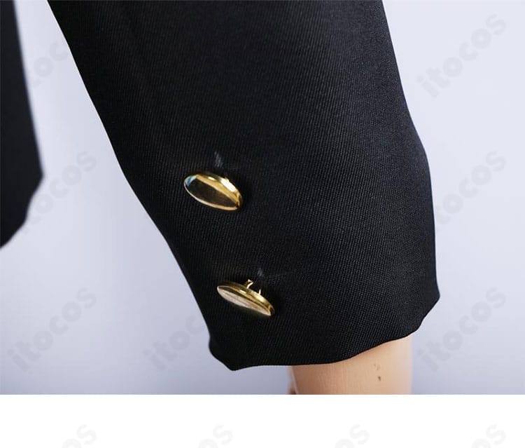 袖口の飾りボタンのアップ。近接撮影でも映える繊細な金具と縫製。