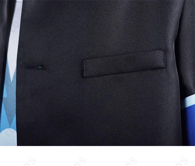 外套の襟とポケット周辺ディテール。実用性と再現性を両立した作り。