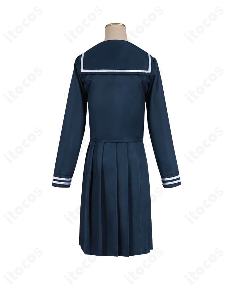 黒江真由 コスプレ衣装の背面。背中の切り替え線と裾の落ち感、シルエットを示す画像