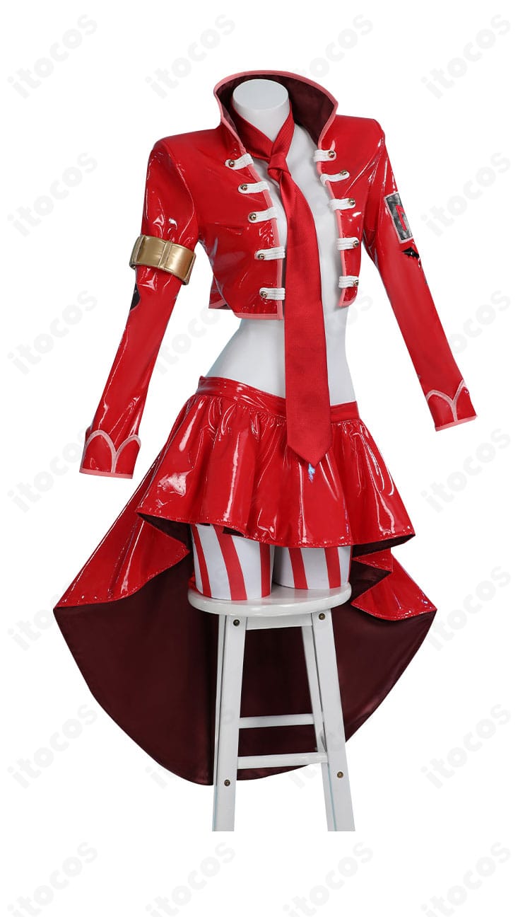 ベロ・ベティ東軍軍隊長コスプレ衣装の側面。タイトなトップスとスカートのフィット感が分かるアングル。