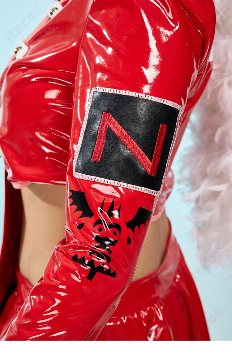 コスプレ衣装の肩・袖装飾のアップ。ステッチとパーツ配置でリアルな軍服感を演出。