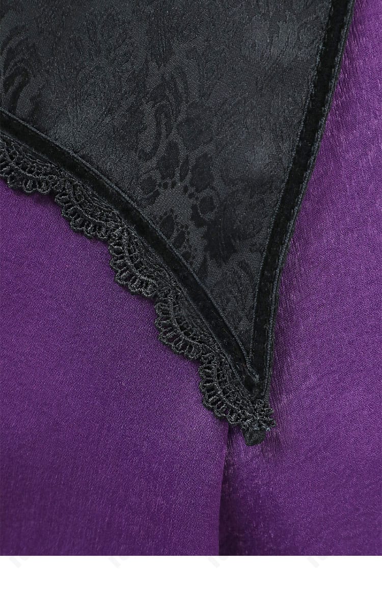 スカート裾のディテール。フリルの重なりとリボン装飾でゴシックロリータらしい表情を強調。