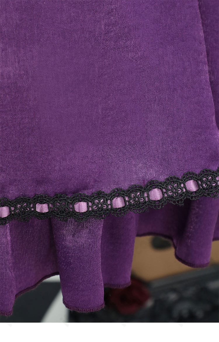 ロリータドレス下裾のアップ。フリルの質感とリボンの立体感が撮影映えするポイント。