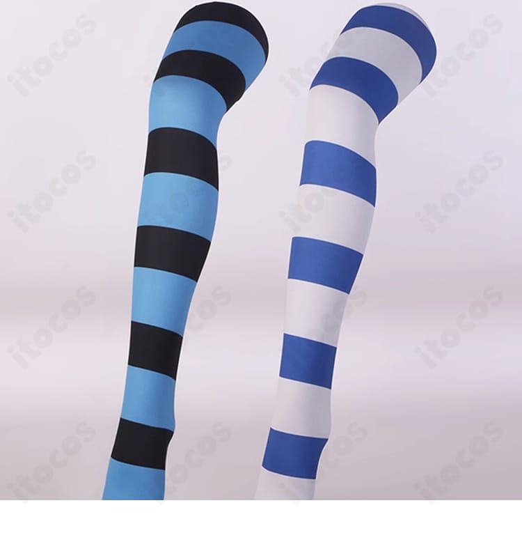 腿まわりの装飾ディテール。手袋・チェーンとのバランスで世界観を表現。