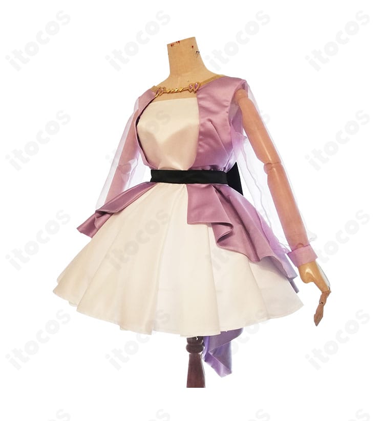 美山鈴音のコスプレ衣装 側面。コートのラインとワンピースのフレアが生む美しいシルエットが分かる角度。