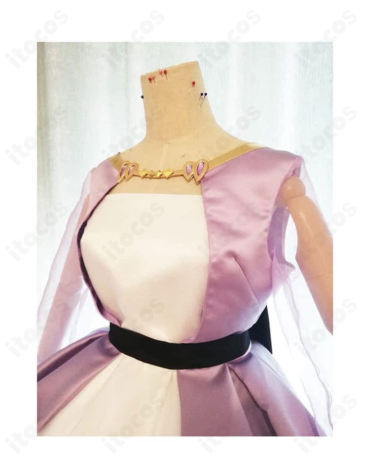 美山鈴音のコスプレ衣装 上衣ディテール。胸元の精巧な刺繍と生地の質感、縁取りのコントラストが分かる接写。