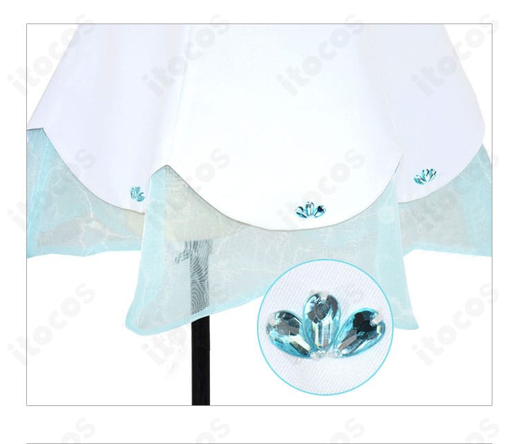 スカート裾の装飾アップ。スカラップ風カットとステッチが清楚な印象を強調。