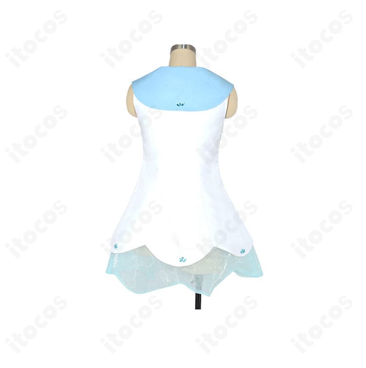 リーリエ衣装の背面ディテール。切替線や背中のラインを丁寧に仕立て、シルエットを美しく保持。