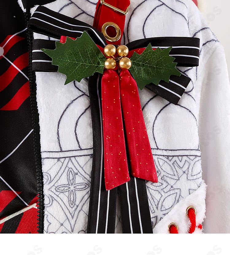 巴日和 ホワイトベア衣装の胸元アクセサリー詳細。中心装飾の形状と配置バランスが分かるアップ画像。