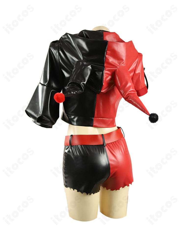 異世界スーサイド・スクワッド版ハーレイ・クインのコスプレ衣装 背面全体。背中の装飾とライン配置を確認できるカット。