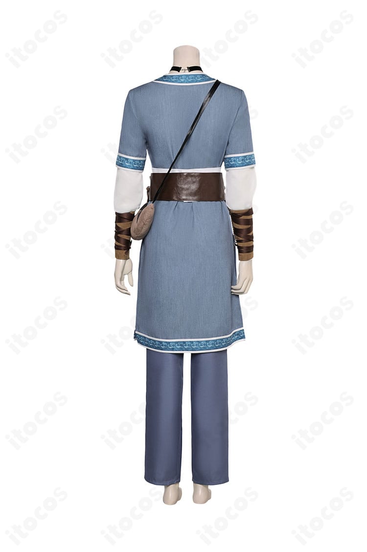 カタラ衣装 背面。背中のライン取りとベルトの留め位置、裾の落ち感を確認できる構図。