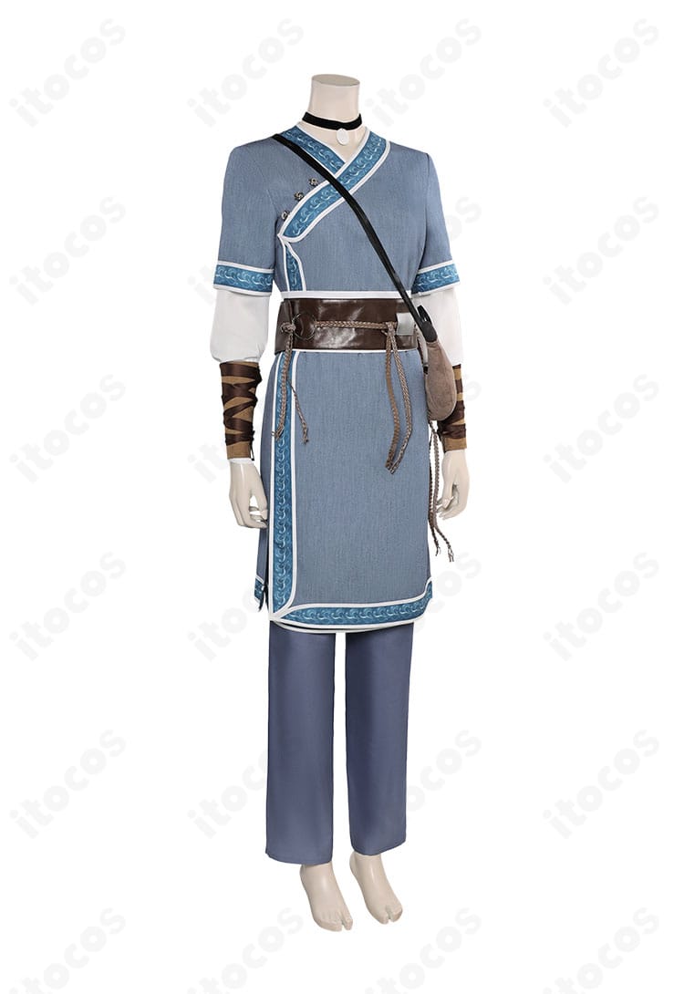 カタラ衣装 左側面。袖口のラインと刺繍、腰帯の装飾が見えるアングルで質感を強調。