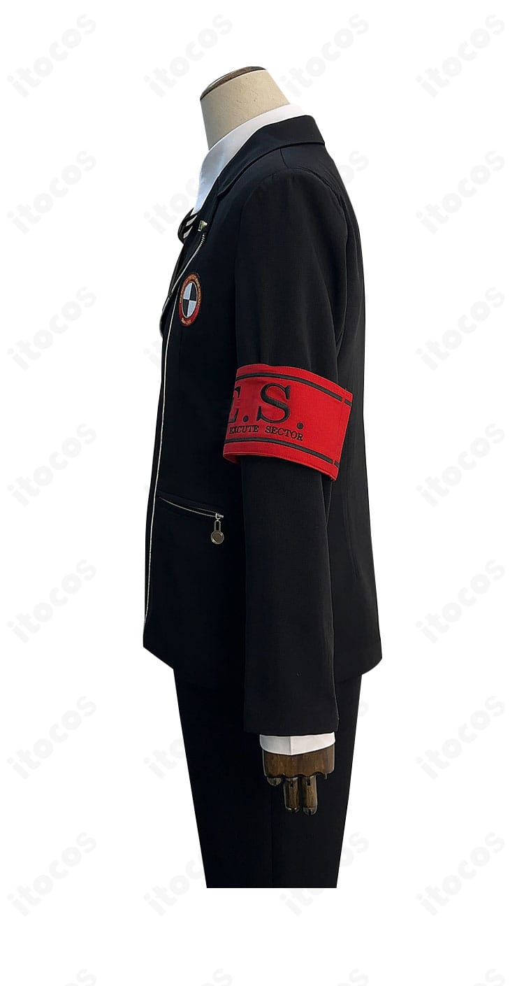 結城 理コスプレ左側ディテール。袖口の仕上げや腕章の見え方など細部の縫製を確認できるアップ。