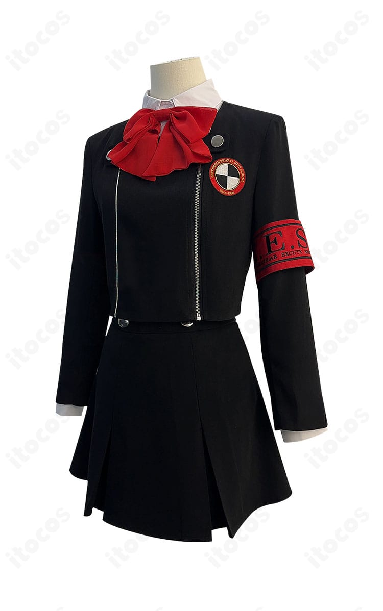 アイギス 冬制服コスプレ衣装 側面。コートのラインとスカートのシルエットが分かる角度。