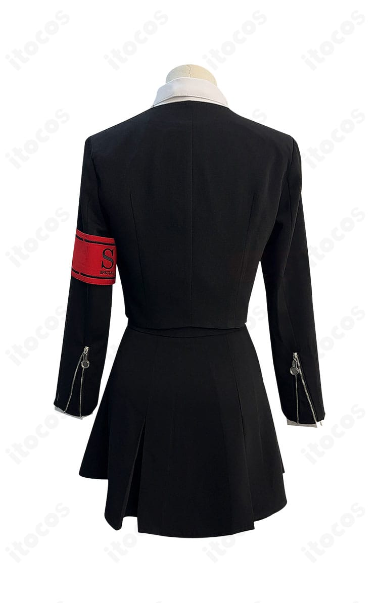 アイギス コスプレ 背面。コートの後ろ姿とスカートの丈感を確認できる画像。