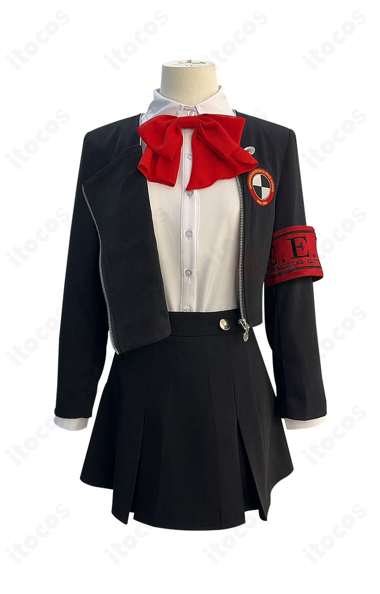 アイギス コスプレ 前面ディテール。シャツの襟元と前立て、リボンスカーフの結び目を強調。