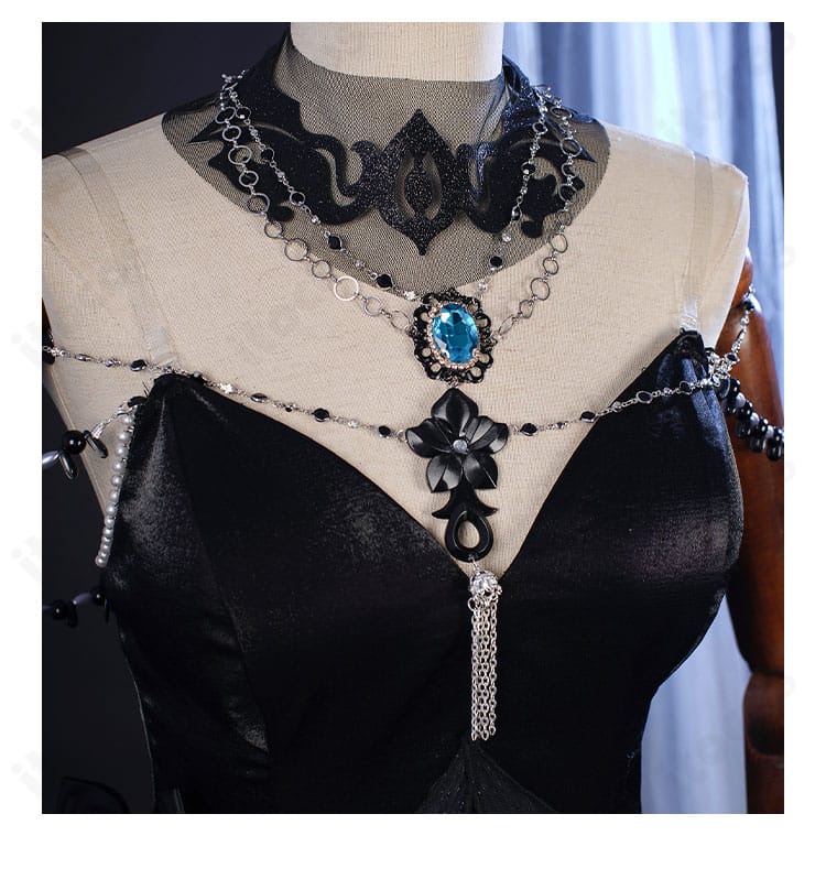 ハーメル コスプレの胸元ディテール。刺繍と金属調パーツ、縁取りの質感を近距離で写した画像。