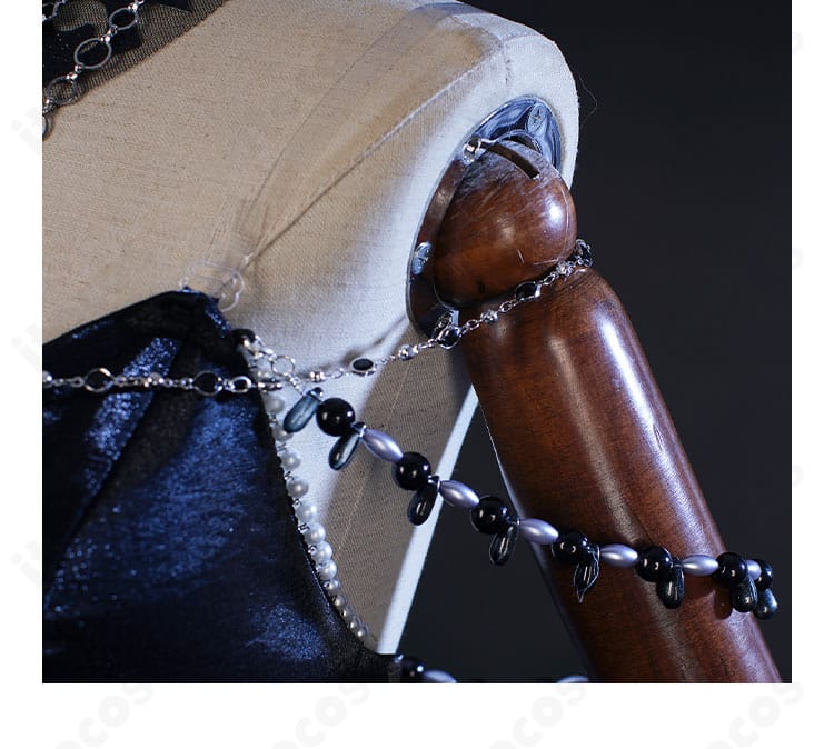 ハーメル衣装の肩装飾アップ。立体的なパーツ配置と縫製ラインの美しさが際立つ画像。